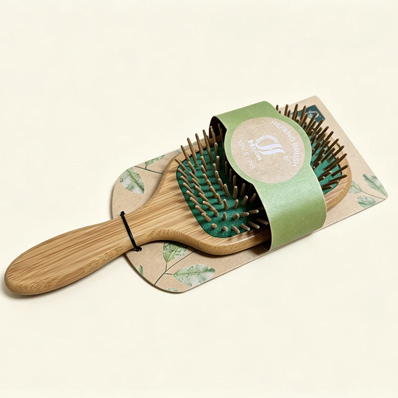 Cepillo de pelo de paleta de bamb&uacute; ecol&oacute;gico coj&iacute;n verde con pasadores de madera