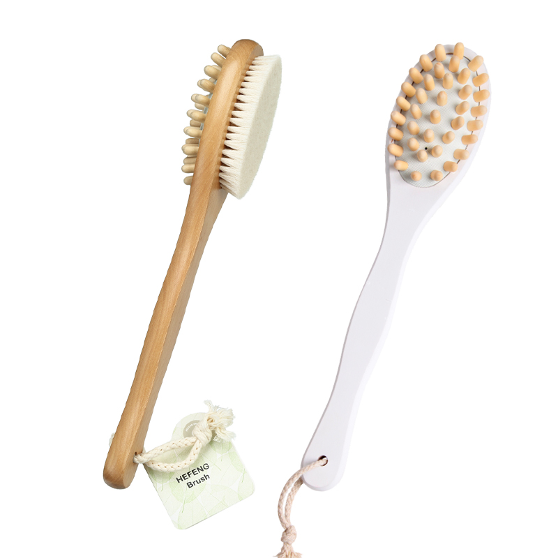 Cepillo corporal de madera de doble cara con p&uacute;as de masaje.