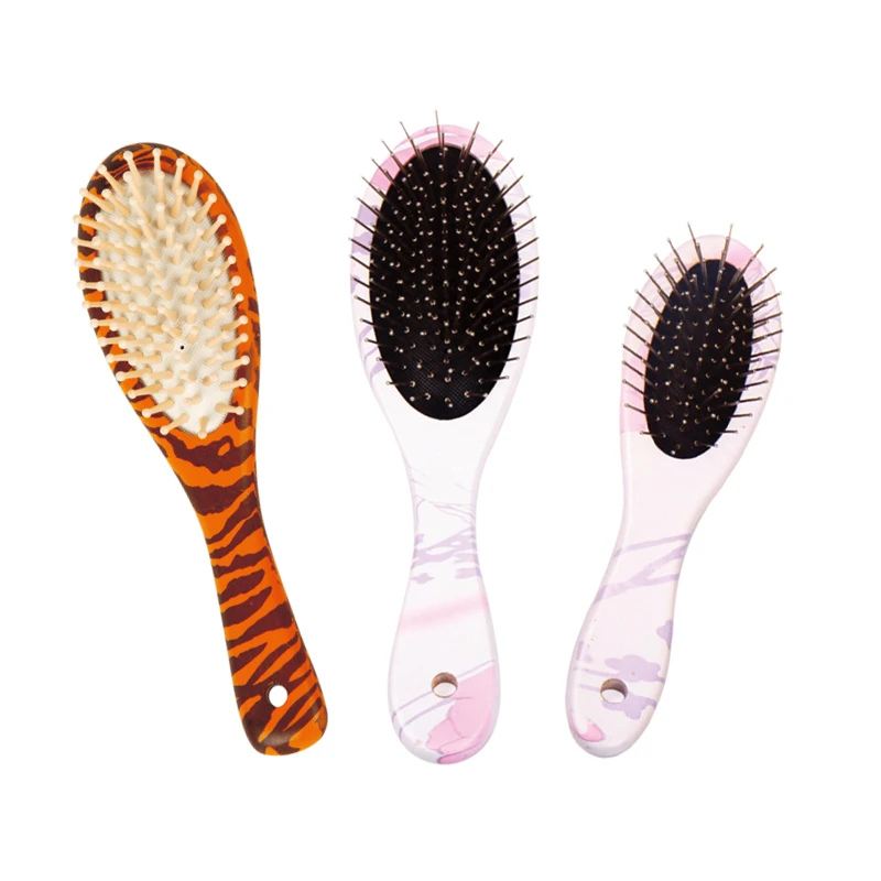 Cepillo de pelo estampado &uacute;nico con pasadores de madera y nailon.