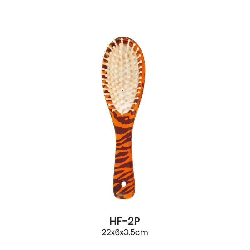 Cepillo de pelo estampado &uacute;nico con pasadores de madera y nailon.